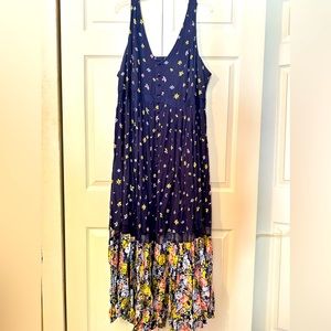 EUC Torrid navy floral dress with lace details
